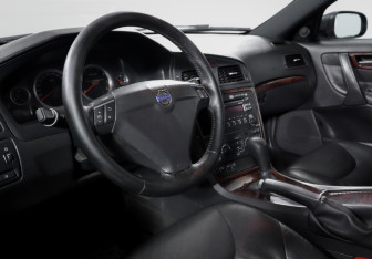 Подержанный автомобиль Volvo S60 2006 года (14 фото)