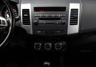 Подержанный автомобиль Citroen C-Crosser 2011 года (12 фото)