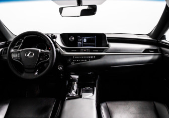 Подержанный автомобиль Lexus ES 2020 года (9 фото)
