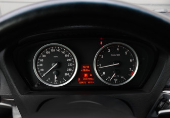 Подержанный автомобиль BMW X6 2012 года (12 фото)