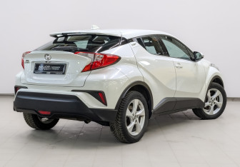 Подержанный автомобиль Toyota C-HR 2019 года (5 фото)