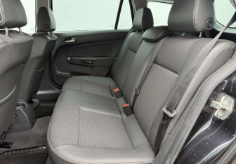 Подержанный автомобиль Opel Astra Wagon 2008 года (11 фото)