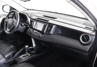 Подержанный автомобиль Toyota RAV4 2017 года (10 фото)