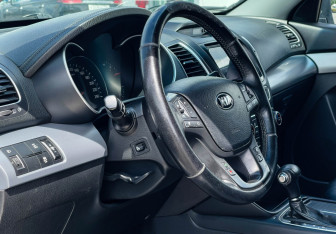 Подержанный автомобиль Kia Sorento 2014 года (13 фото)