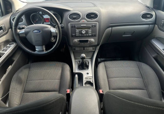 Подержанный автомобиль Ford Focus Hatchback 2008 года (11 фото)
