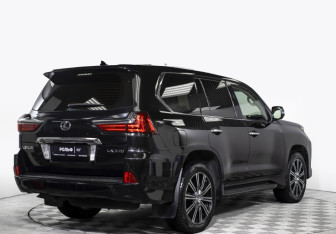 Подержанный автомобиль Lexus LX 2017 года (5 фото)