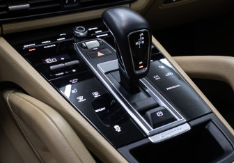 Подержанный автомобиль Porsche Cayenne 2020 года (18 фото)