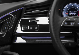 Подержанный автомобиль Audi Q8 2021 года (13 фото)