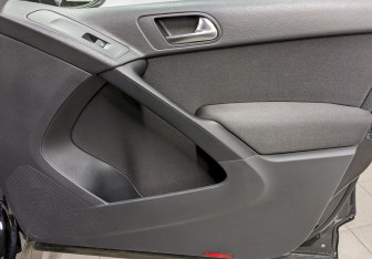 Подержанный автомобиль Volkswagen Tiguan 2010 года (18 фото)