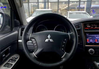 Подержанный автомобиль Mitsubishi Pajero 2011 года (14 фото)
