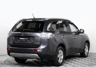 Подержанный автомобиль Mitsubishi Outlander 2014 года (5 фото)