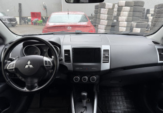 Подержанный автомобиль Mitsubishi Outlander 2008 года (9 фото)