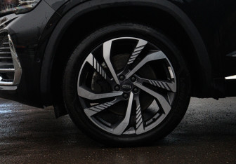 Подержанный автомобиль Geely Monjaro 2024 года (23 фото)