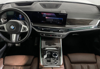 Подержанный автомобиль BMW X7 2022 года (11 фото)