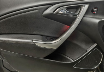 Подержанный автомобиль Opel Astra Hatchback 2011 года (14 фото)