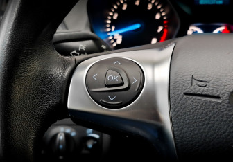 Подержанный автомобиль Ford Kuga 2015 года (25 фото)