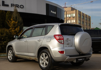 Подержанный автомобиль Toyota RAV4 2009 года (5 фото)