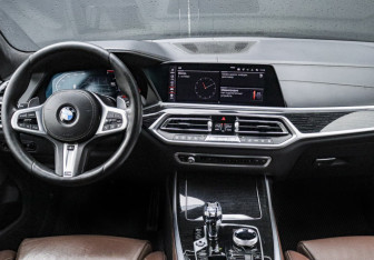 Подержанный автомобиль BMW X7 2019 года (10 фото)