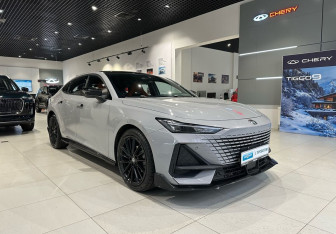 Подержанный автомобиль Changan UNI-V 2023 года (3 фото)