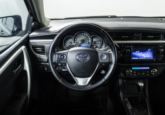 Подержанный автомобиль Toyota Corolla Sedan 2013 года (12 фото)