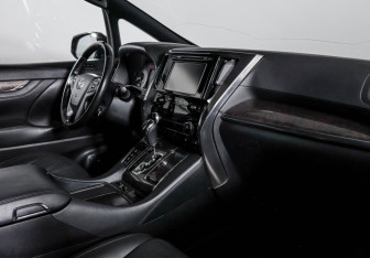 Подержанный автомобиль Toyota Alphard 2019 года (9 фото)