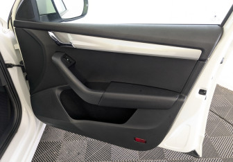 Подержанный автомобиль Skoda Octavia Liftback 2016 года (24 фото)