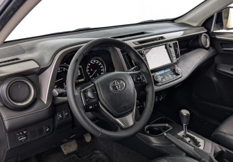 Подержанный автомобиль Toyota RAV4 2018 года (15 фото)