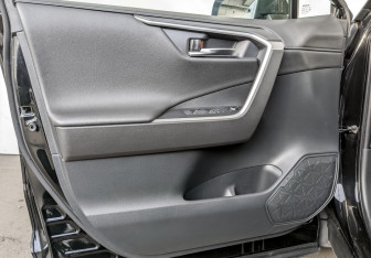 Подержанный автомобиль Toyota RAV4 2021 года (20 фото)