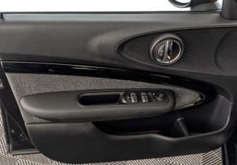 Подержанный автомобиль MINI Clubman Wagon 2019 года (19 фото)