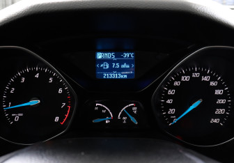 Подержанный автомобиль Ford Focus Hatchback 2012 года (8 фото)