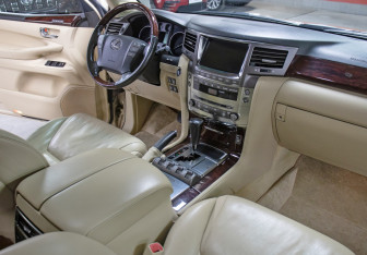 Подержанный автомобиль Lexus LX 2008 года (12 фото)
