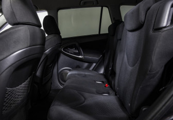 Подержанный автомобиль Toyota RAV4 2011 года (13 фото)