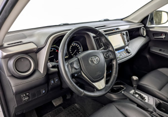 Подержанный автомобиль Toyota RAV4 2019 года (16 фото)