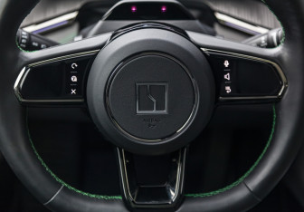 Подержанный автомобиль Zeekr 001 2023 года (14 фото)