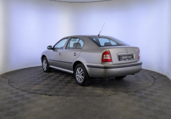 Подержанный автомобиль Skoda Octavia Liftback 2010 года (7 фото)
