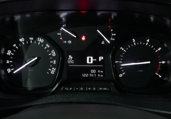 Подержанный автомобиль Peugeot Traveller 2019 года (16 фото)