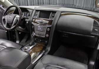 Подержанный автомобиль Infiniti QX80 2018 года (12 фото)