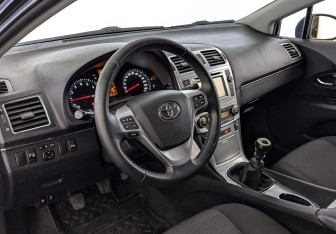 Подержанный автомобиль Toyota Avensis Sedan 2012 года (15 фото)