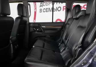 Подержанный автомобиль Mitsubishi Pajero 2007 года (10 фото)