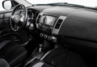 Подержанный автомобиль Mitsubishi Outlander 2010 года (11 фото)