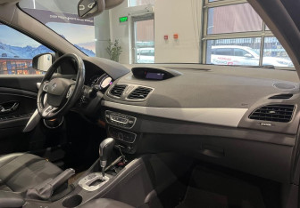 Подержанный автомобиль Renault Fluence 2012 года (11 фото)