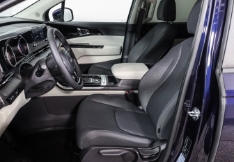 Подержанный автомобиль Kia Carnival 2021 года (5 фото)