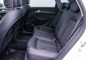 Подержанный автомобиль Audi Q5 2022 года (11 фото)