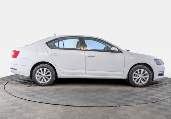 Подержанный автомобиль Skoda Octavia Liftback 2019 года (4 фото)