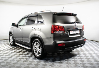 Подержанный автомобиль Kia Sorento 2012 года (7 фото)