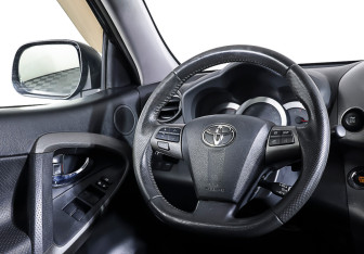 Подержанный автомобиль Toyota RAV4 2011 года (16 фото)