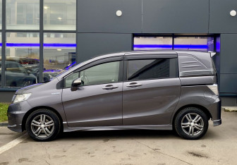 Подержанный автомобиль Honda Freed 2013 года (8 фото)