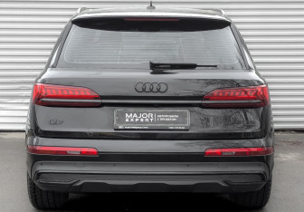 Подержанный автомобиль Audi Q7 2023 года (6 фото)