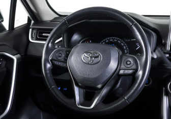 Подержанный автомобиль Toyota RAV4 2021 года (13 фото)