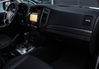 Подержанный автомобиль Mitsubishi Pajero 2015 года (9 фото)